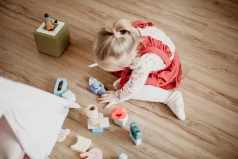 wineo PURLINE Bioboden Holzoptik Kinderzimmer Spielzeug Tonibox Holzspielzeug