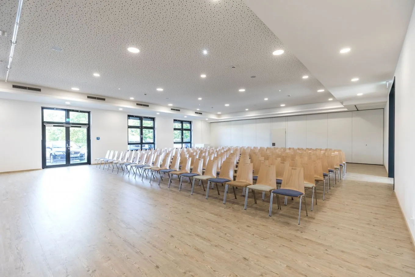 wineo PURLINE Bioboden Schule Aula Besprechungsraum Stühle