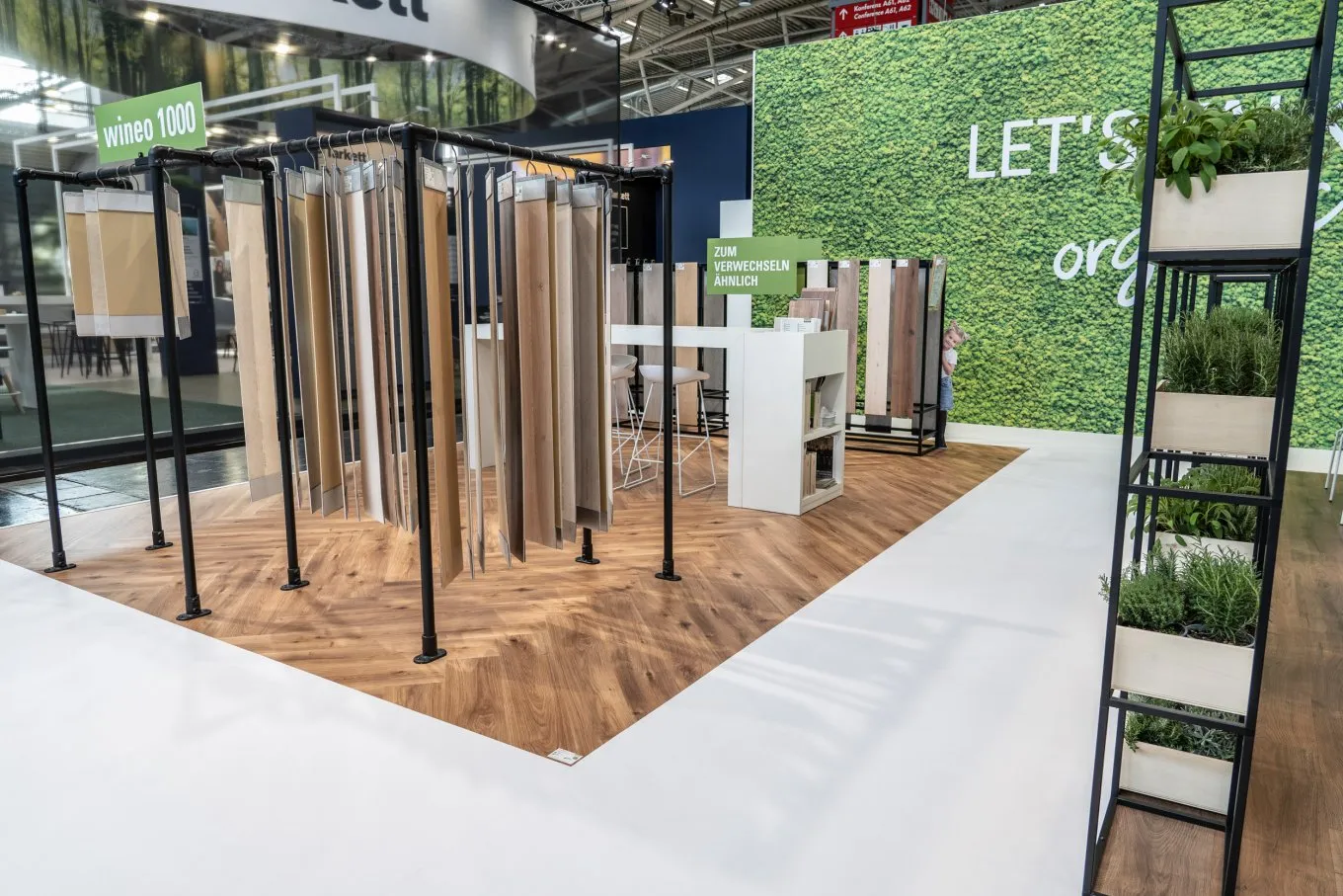 Messestand mit Fußbodenplanken und PURLINE Bioboden