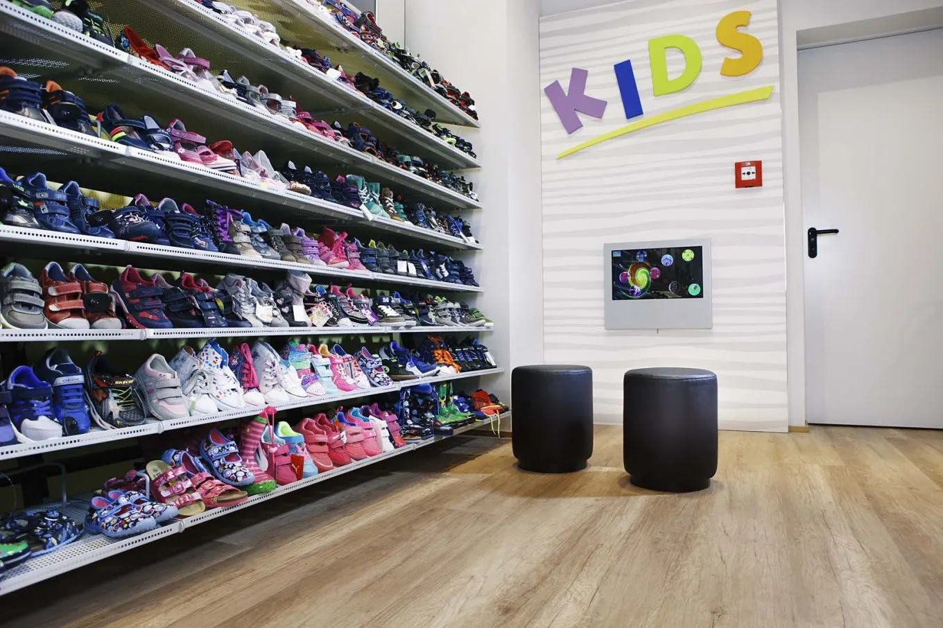 wineo Bodenbelag hell Holzoptik Schuhgeschäft Kinderschuhe Sitzecke 