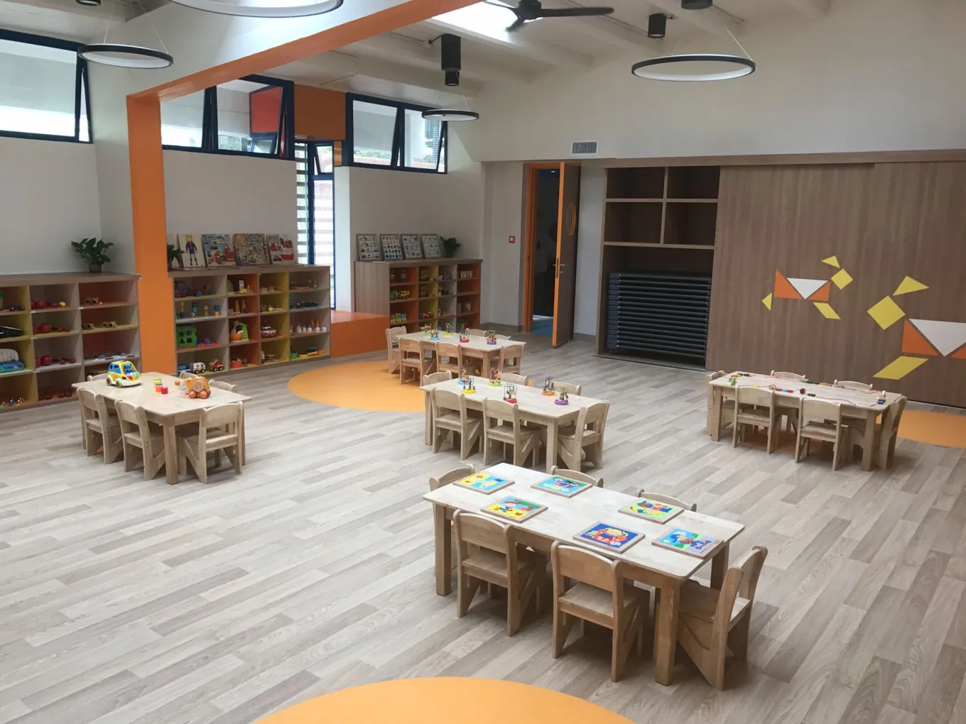 wineo Bodenbelag Kindergarten Holzoptik Stühle Tische