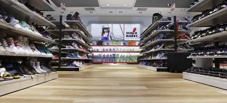 wineo Bodenbelag hell Holzoptik Schuhgeschäft Kinderschuhe Regal 