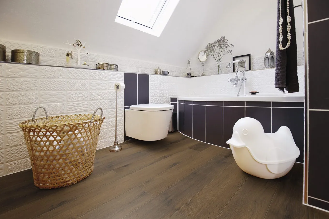 wineo Laminatboden im Badezimmer mit Badewanne und Toilette